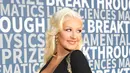 Penyanyi Christina Aguilera berpose saat menghadiri Breakthrough Prize Ceremony 2016 di California, Amerika Serikat, Minggu (8/11/2015).  Penyanyi 34 tahun ini mengenakan gaun hitam dengan memperlihatkan belahan dada.  (AFP/ Kimberly Putih)