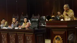 Plt Ketua KPK Taufiqurrahman Ruki (kanan) berbicara dalam pembukaan masa sidang, disaksikan Ketua DPD Irman Gusman (kedua kiri), Wakil Ketua DPD Farouk Muhammad (kiri) dan GKR Hemas usai penandatanganan nota kesepahaman. (Liputan6.com/Andrian M Tunay)