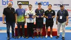 Ketua Harian PB Akuatik Indonesia, Harlin E. Rahardjo, (kedua dari kiri) memberikan plakat juara kepada Tim Millennium Aquatic Jakarta, Beast Aquatic Club Bandung dan Jaquatic Swimming Club Jakarta pada gelaran Indonesia Open Aquatic Championships (IOAC) 2025.  (Bola.com/Abdul Aziz)