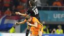Gelandang timnas Austria, Florian Grillitsch dan penyerang Belandang, Luuk de Jong melompat saat berebut bola pada laga kedua Grup C Euro 2020 di Johan Cruijff Arena, Amsterdam, Jumat (18/6/2021) dini hari WIB. Tuan rumah Belanda berhasil mengalahkan Austria 2-0. (AP Photo/Peter Dejong, Pool)