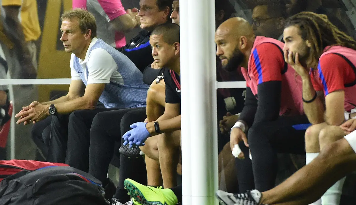 Pelatih AS, Jurgen Klinsmann, pemain dan Official terlihat sedih saat timnya kalah 0-4 dari Argentina  (pada laga semifinal Copa America Centenario 2016 di Stadion NRG, Houston,Texas, Rabu (22/6/2016) WIB. (AFP/Omar Torres)