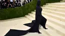 Kim Kardashian menghadiri gelaran Met Gala 2021 di Metropolitan Museum of Art, New York City, Senin (13/9/2021). Kim Kardashian selalu bisa tampil dengan gaya busana yang tak terduga. (Angela WEISS / AFP)
