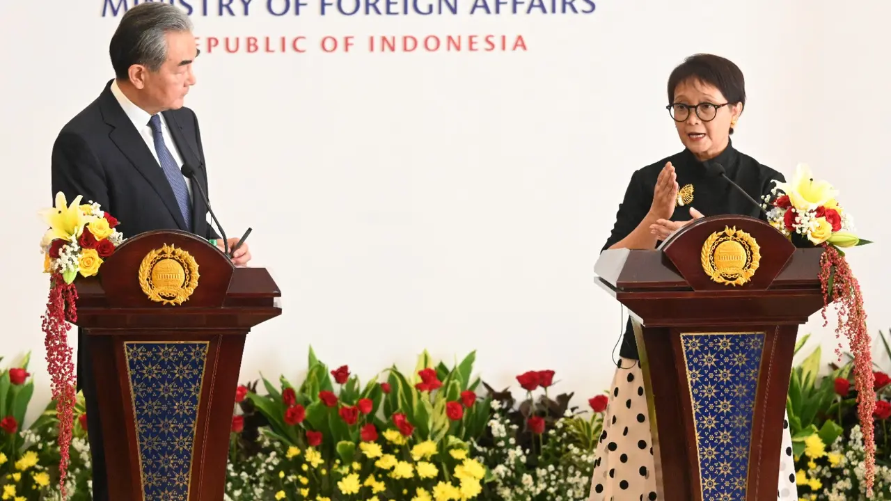Gaya Retno Marsudi saat Bertemu Menlu China Wang Yi, Tampil Stylish Padukan Kebaya Janggan dan Rok Polkadot
