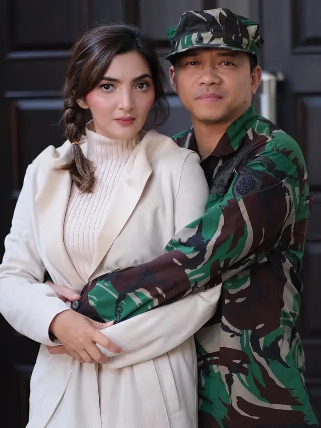 Anang Ashanty Bergaya ala Yoon Se-ri dan Kapten Ri (https://www.instagram.com/p/CAKlKSgJiNv/)