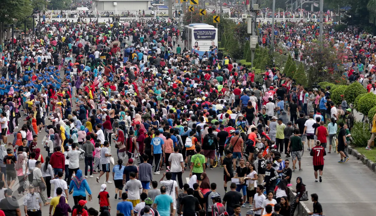 Sejumlah warga beraktivitas dan berolahraga di ruas Jalan Sudirman-Thamrin Jakarta, Minggu (26/3). Libur panjang menjelang Nyepi (28/3), sebagian warga Jakarta memilih menghabiskan waktu dengan berolahraga di area Car Free Day (Liputan6.com/Faizal Fanani)