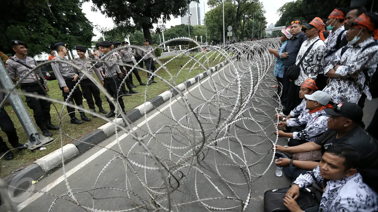 20160210-Tuntut Jadi PNS, Ribuan Guru Honorer se-Indonesia Kepung Istana-Jakarta