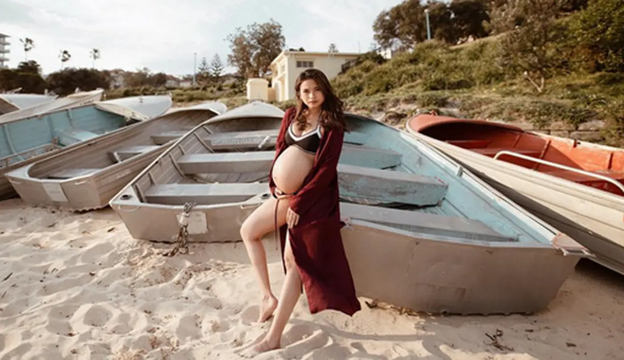 Beberapa foto diambil oleh Acha Sinaga. Sejak tujuh tahun belakangan ini, ia mengaku senang mengutak-atik fotografi. Beberapa angle diambil diataranya berlatar dinding dan laut. (Instagram/achasinaga)