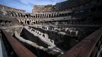 Gambar yang diambil di Roma pada 25 Juni 2021 ini menunjukkan hipogeum dan dinding bagian dalam Colosseum, yang restorasi labirin bawah tanahnya disponsori oleh grup mode Tod's. (Filippo MONTEFORTE / AFP)