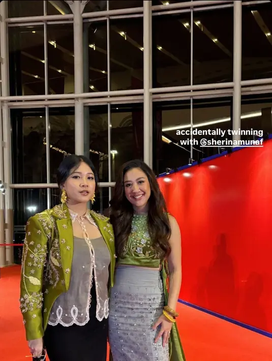 Sherina Munaf hadir di FFI 2024 dengan atasan hijau satin bordir dengan kain abu abu berpayet [@agnesnaomi]