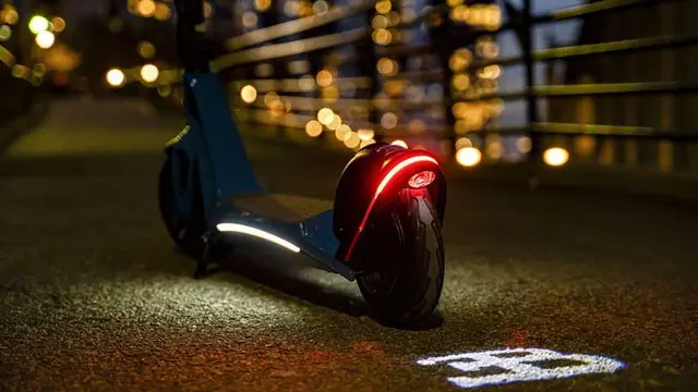 Terdapat refleksi lampu rem dengan logo Bugatti (Carscoops)