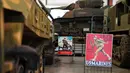 Poster Perang Dunia II yang diadaptasi untuk perjuangan melawan COVID-19 dipamerkan di Museum of American Armor di Plainview, New York, 15 Agustus 2020. Pameran poster Perang Dunia II yang kini diadaptasi tersebut untuk mengingatkan pengunjung agar waspada terhadap COVID-19. (Xinhua/Wang Ying)