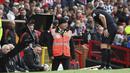 Wasit John Brooks memeriksa rekaman VAR atas pelanggaran kiper Manchester United, Andre Onana terhadap striker Burnley, Zeki Amdouni sebelum menghadiahkan tendangan penalti pada laga pekan ke-35 Premier League 2023/2024 di Old Trafford Stadium, Manchester, Sabtu (27/4/2024). (AP Photo/Rui Vieira)