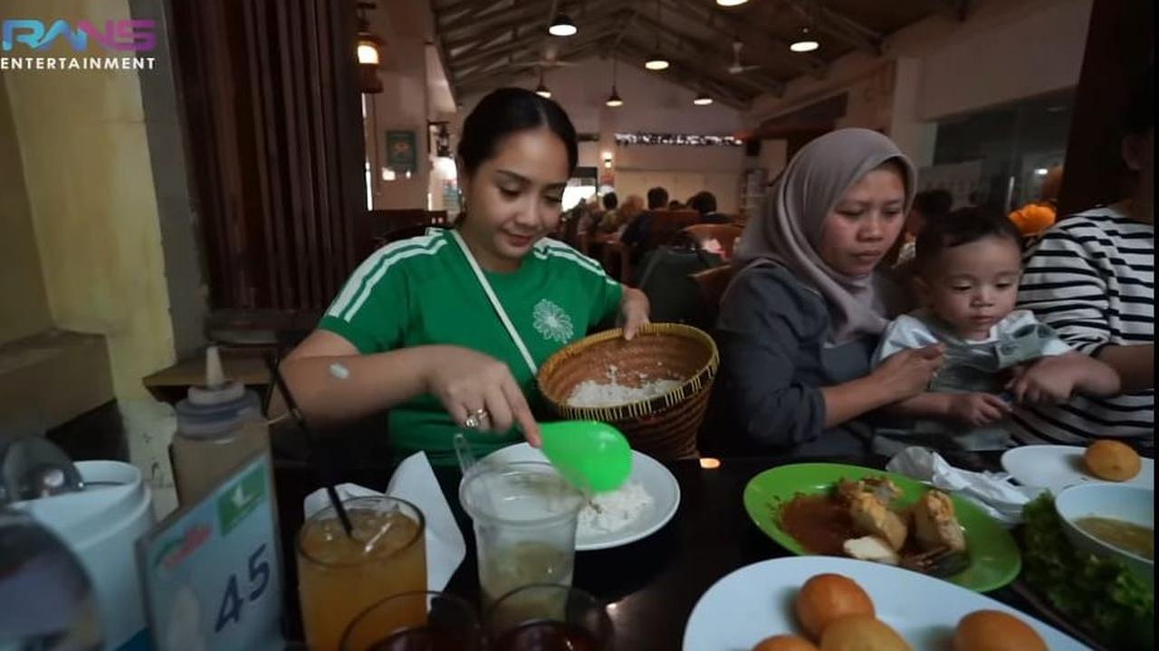 Restoran yang dikunjungi Nagita dikenal memiliki aneka menu yang lezat. Ibu dari Rafathar dan Rayyanza itu pun makan dengan lahap.