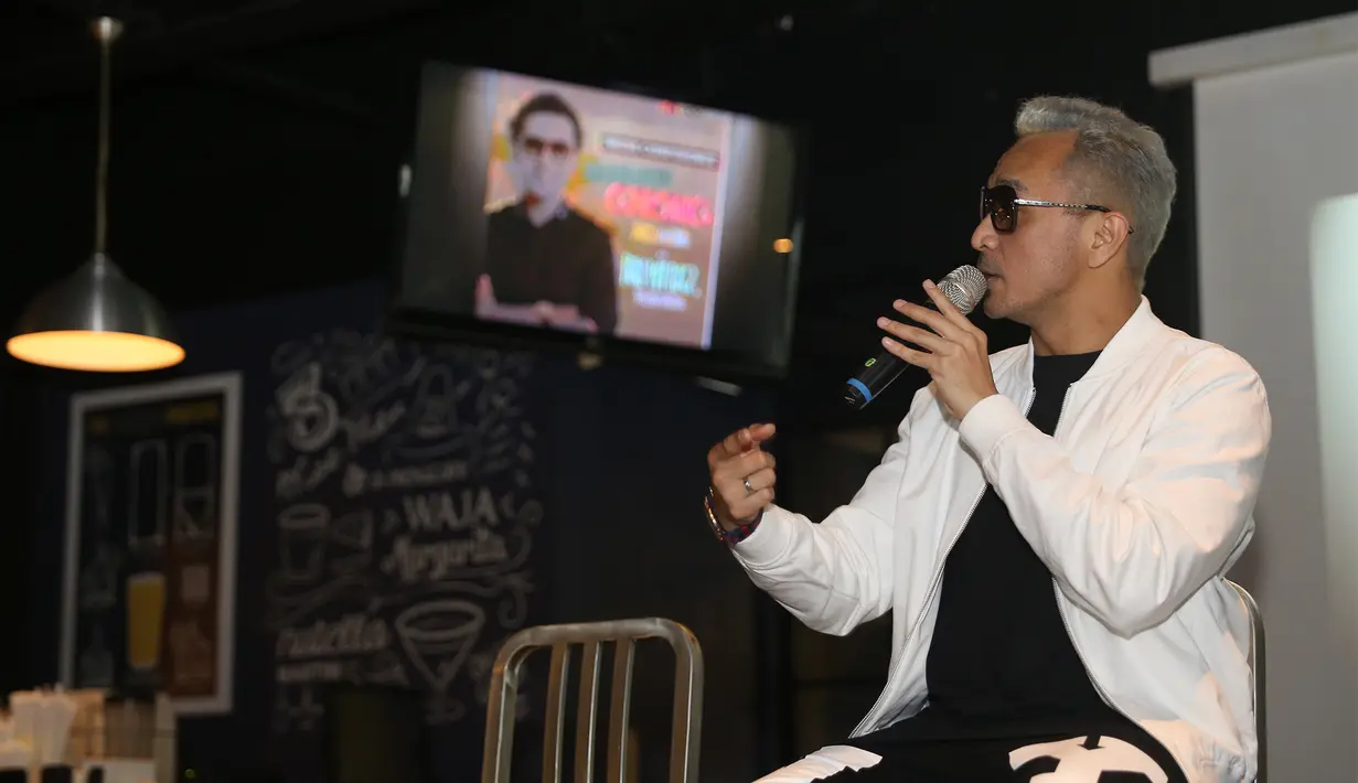 Vokalis band Nidji ini mengunggah vidio pribadi dan keluarganya di vidio.com yang diberi judul 'Catatan Harian Giring'. Termasuk berbagi tips masak dan lain-lain. (Andy Masela/Bintang.com)