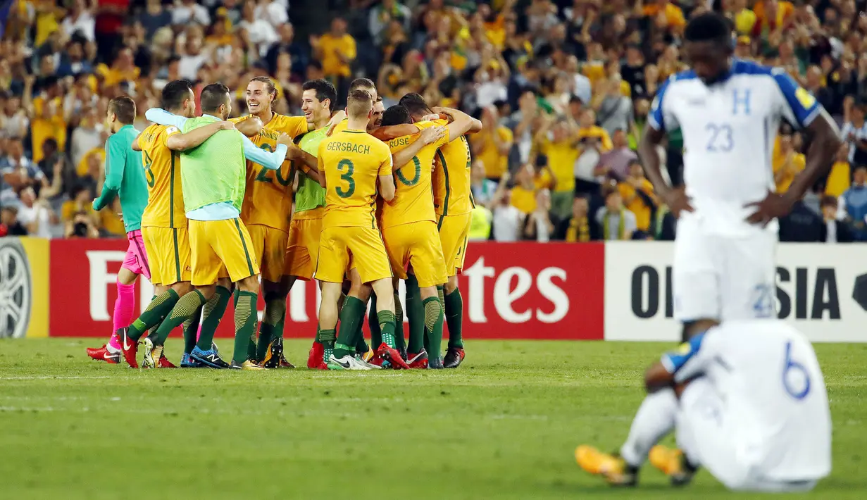 Para pemain Australia merayakan kemenangan atas Honduras pada laga leg kedua babak play-off Piala Dunia 2018 di Stadion ANZ, Sydney, Rabu (15/11/2017). Australia menang 3-1 atas Honduras. (AP/Daniel Munoz)