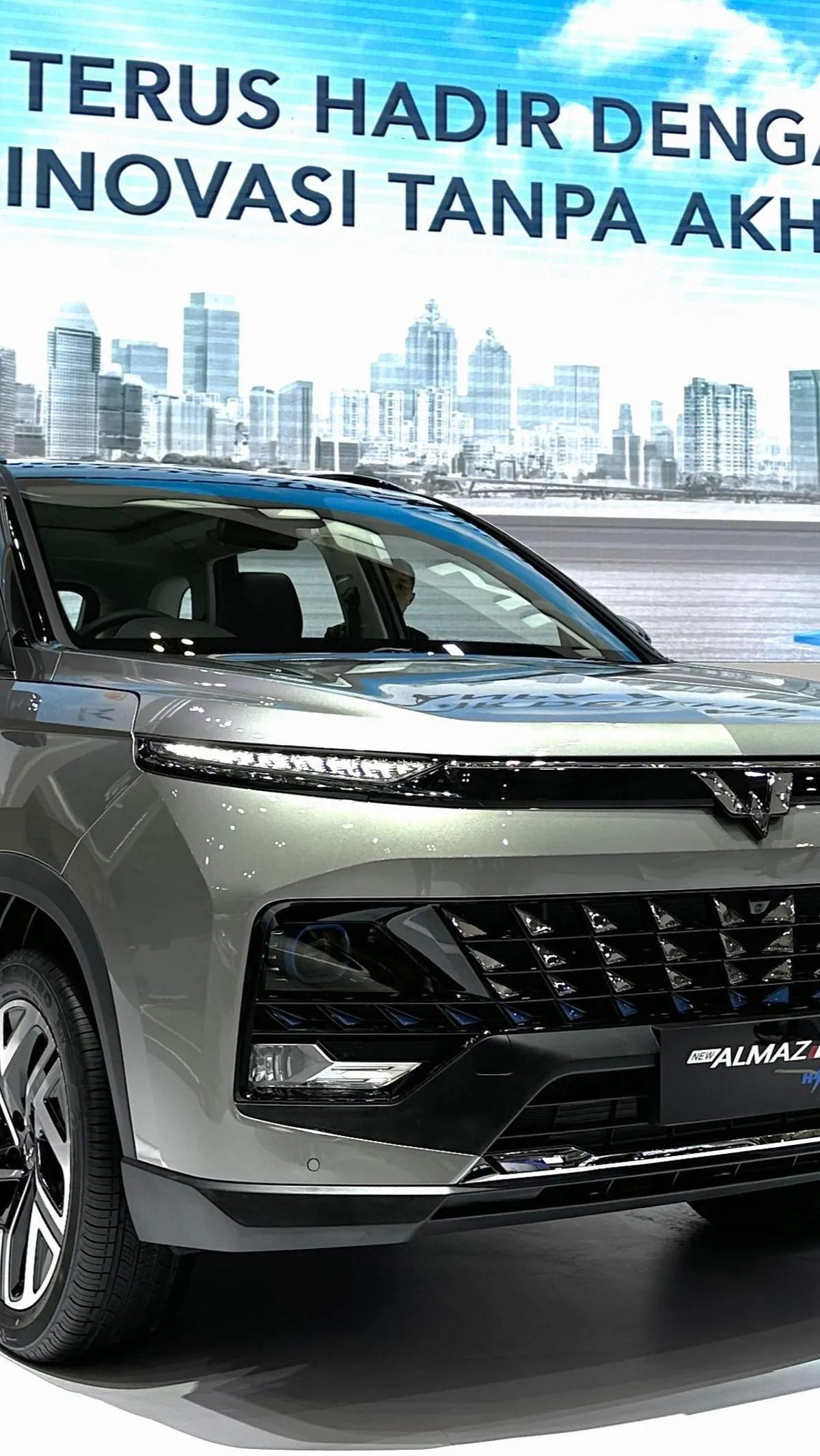 9. Almaz Hybrid&nbsp;<br><br>SUV hybrid andalan Wuling ini terjual 299 unit.&nbsp; Konsumsi bensinnya 1:19 km.&nbsp;