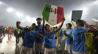 Para pemain Napoli merayakan gelar juara&nbsp;Serie A dalam upacara penghargaan usai laga kontra Cagliari di Stadio Diego Armando Maradona, Sabtu, 24 Mei 2025. (AP Photo/Gregorio Borgia)