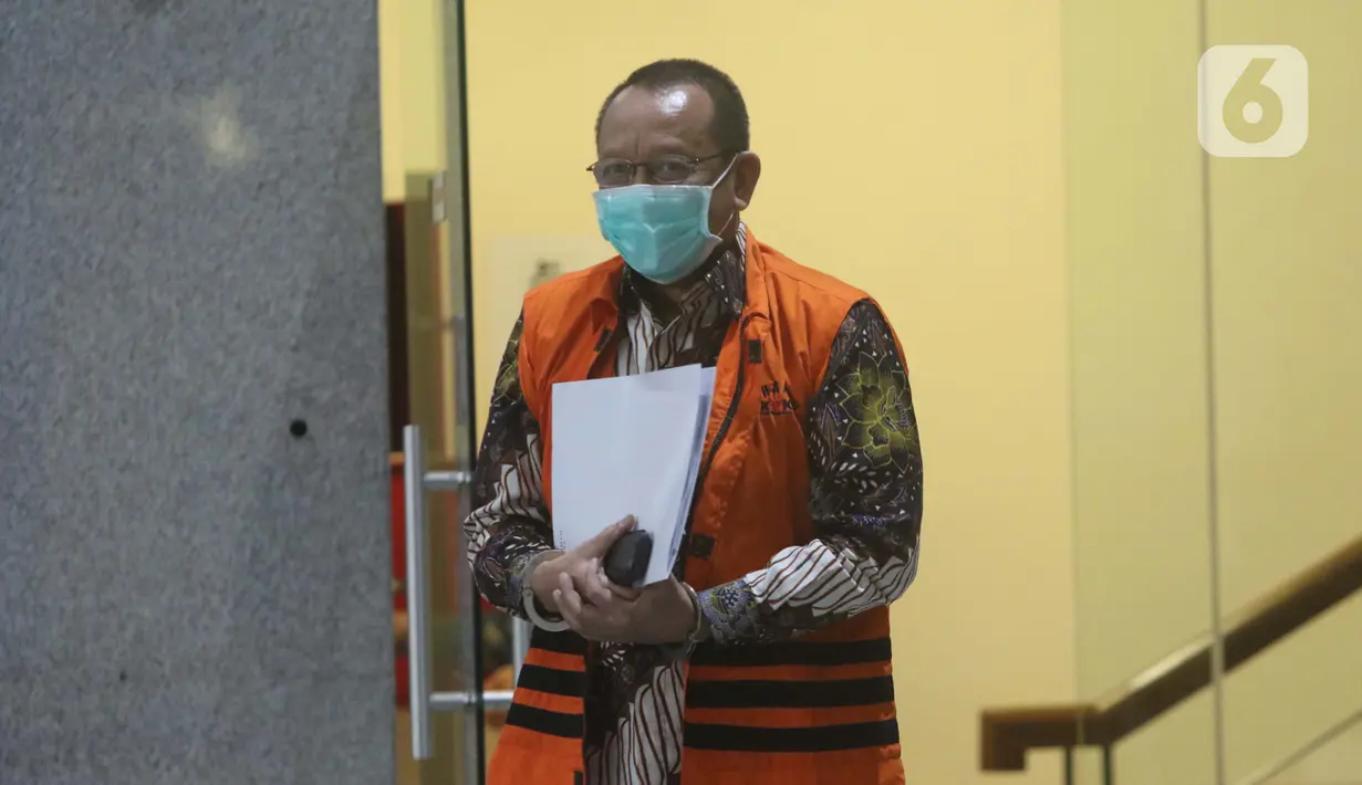Mantan Sekretaris MA Nurhadi usai menjalani pemeriksaan lanjutan di Gedung KPK, Jakarta, Rabu (26/8/2020). Nurhadi diperiksa untuk penyidikan dugaan penerimaan suap dan gratifikasi yang mencapai Rp 46 miliar dalam pengurusan perkara di Mahkamah Agung (MA). (Liputan6.com/Helmi Fithriansyah)