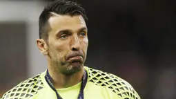 Kiper Juventus, Gianluigi Buffon, tampak sedih usai menelan kekalahan dari Real Madrid pada laga final Liga Champions di Stadion Millennium, Sabtu (3/6/2017). Juventus kalah 1-4 dari Real Madrid. (AFP/Adrian Dennis)