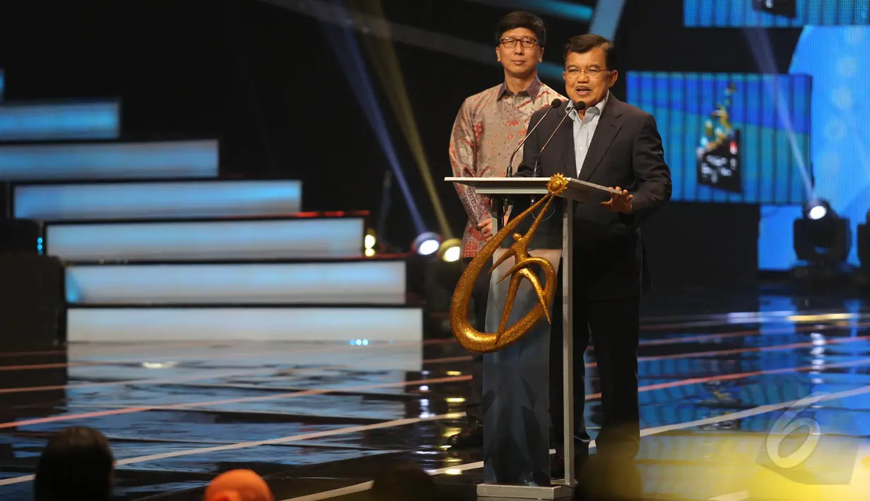 Wakil Presiden Jusuf Kalla ditemani Wakil Direktur Utama Emtek Sutanto Hartono saat memberikan sambutan di acara Liputan 6 Awards 2015 di Studio Emtek, Jalan Daan Mogot Jakarta Barat, Rabu (20/5/2015). (Liputan6.com/Faizal Fanani)