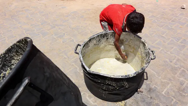 Kelaparan, Anak-anak Gaza Antre untuk Dapat Makanan