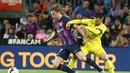 Gelandang Barcelona, Frenkie de Jong mengontrol bola dari kawalan pemain Villareal, Alex Baena pada pertandingan lanjutan La Liga Spanyol di stadion Camp Nou di Barcelona, Spanyol, Jumat (21/10/2022). Berkat kemenangan ini, Barcelona menempati posisi kedua dengan 25 poin dari 10 laga, tertinggal tiga angka dari Madrid yang ada di puncak. (AP Photo/Joan Monfort)