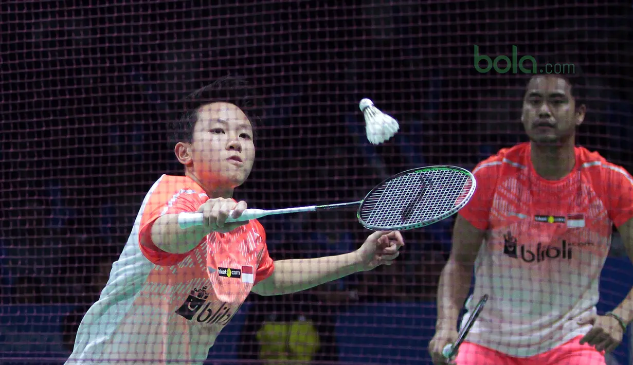 Liliyanan Natsir melayani permainan net pasangan Jepang, Yugo Kobayashi/Misaki Matsutomo pada babak kedua Indonesia Open 2018 di Istora Senayan, Jakarta, (5/6/2018). Tontowi/Liliyana menang 24-22, 21-19. (Bola.com/Nick Hanoatubun)