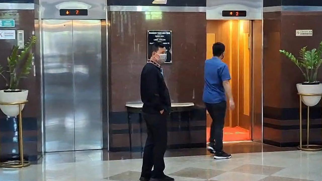 Usai Istri Ditahan, Ayah Ronald Tannur Datangi Kantor Kejati Jatim