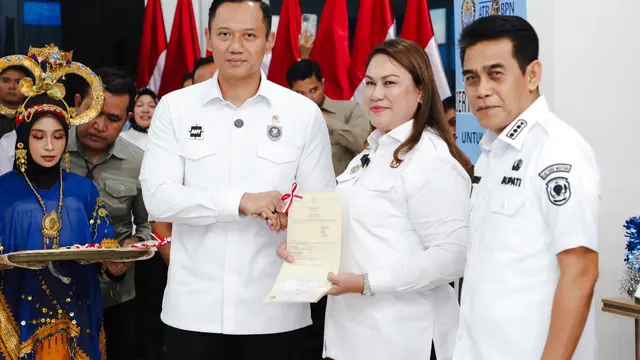 Menko Bidang Infrastruktur dan Pembangunan Kewilayahan, Agus Harimurti Yudhoyono (AHY), menyerahkan sertifikat hak atas tanah kepada warga di Terminal Penumpang Pelabuhan Donggala, Kabupaten Donggala, Sulawesi Tengah. (Foto: Istimewa)