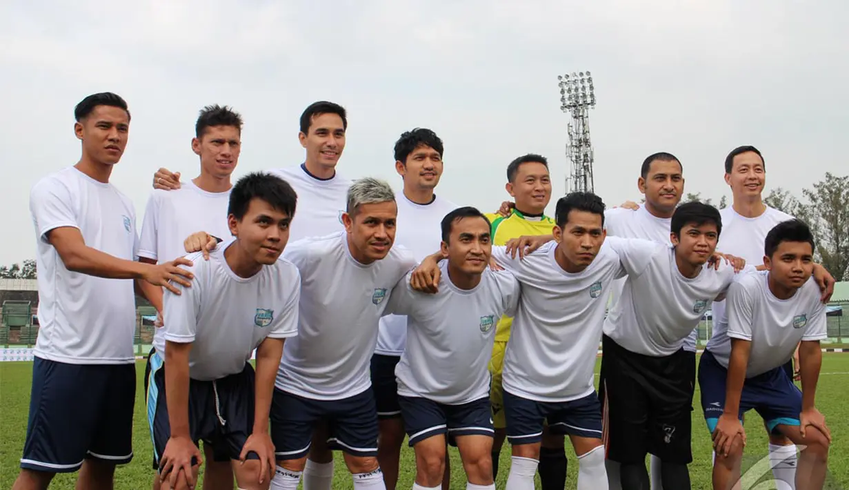  Tim artis yang dibentuk oleh Head & Shoulder. Ada Darius S., Said bajuri, Rico Ceper, Richard Sam Bera, hingga Legenda Persib, Robbie Darwis berfoto bersama sebelum pertandingan persahabatan melawan Persib U-21. (Liputan6.com/GilarDhani)