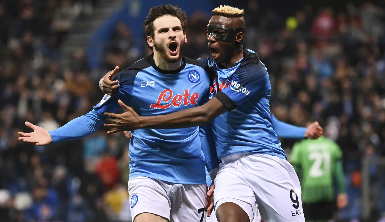 Selebrasi gelandang Napoli, Khvicha Kvaratskhelia (kiri) bersama Victor Osimhen setelah menjebol gawang Sassuolo pada laga Liga Italia 2022/2023 di Mapei Stadium, Reggio Emilia (17/2/2023). Khvicha Kvaratskhelia hingga kini telah mencetak 12 gol dan 12 assist dari 28 laga. (LaPresse via AP Photo/Massimo Paolone)