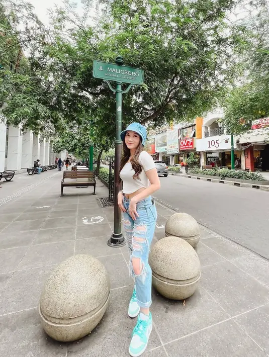 Usai dari Taman Sari, ia pun bergeser sedikit ke Jalan Malioboro. Sebuah jalan yang sangat terkenal di Indonesia sebagai destinasi wisata ini pun terlihat lengang. Sambil berpose di depan papan nama jalan, gaya Elina pun menuai banyak pujian netizen. (Liputan6.com/IG/@elinaaaaajoerg)