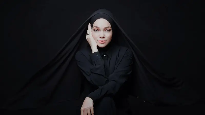 [Bintang] Hijab Dewi Sandra