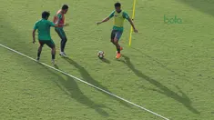 Penyerang Timnas Indonesia U-23, Lerby Eliandri (kanan) berusaha melewati adangan Evan Dimas saat berlatih di Lapangan ABC, Senayan,  (24/4/2018). Timnas akan mengikuti turnamen PSSI Anniversary 27 April-3 Mei 2018. (Bola.com/Nicklas Hanoatubun)