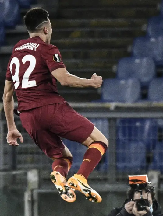 Striker AS Roma, Stephan El Shaarawy berselebrasi usai mencetak gol ke gawang Shakhtar Donetsk pada leg pertama babak 16 besar Liga Europa di stadion Olimpiade, Italia, Jumat (12/3/2021). Hasil ini jadi modal positif Roma untuk menjalani leg kedua di markas Shakhtar. (AFP/Filippo Monteforte)