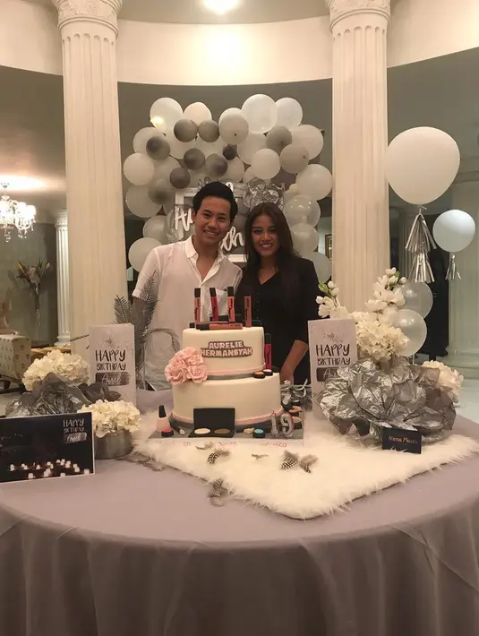 Sejak berpacaran dengan Bani, menurut Ashanty Aurel menjadi lebih peduli dan semakin pandai berbisnis. Padahal, sejak dulu Aurel seringkali dimarahi oleh bundanya yang satu ini. (Instagram/rabbanizaki)