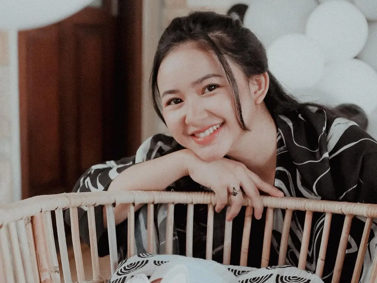 Adinda Azani Ungkap Alasan Tak Tunjukkan Wajah Anak, Ini yang Diminta dari  Publik - Entertainment Fimela.com
