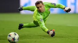 Manuel Neuer. Kiper berusia 35 tahun ini didatangkan Bayern Munchen dari Schalke pada musim 2011/2012 dengan nilai transfer sebesar 30 juta euro. Total 10 musim, ia sukses mengoleksi 2 trofi Liga Champions, 9 trofi Bundesliga dan 5 trofi DFB Pokal. (Foto: AFP/DPA/Andreas Gebert)