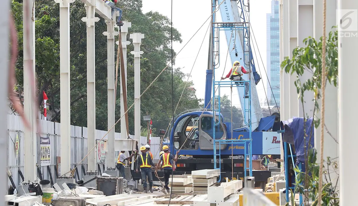 Pekerja menyelesaikan proyek pembangunan Jembatan Penyeberangan Multiguna atau Skybridge di Tanah Abang, Jakarta, Jumat (24/8). Pembangunan jembatan itu menghubungkan Stasiun Tanah Abang dengan Pasar Blok G Tanah Abang. (Liputan6.com/Immanuel Antonius)