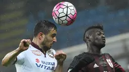 Pemain AC Milan, Mbaye Niang (kanan), berebut bola dengan pemain Torino, Nikola Maksimovic, pada laga lanjutan Serie A Italia di Stadion San Siro, Minggu (28/2/2016) dini hari WIB. (EPA/Daniel Dal Zennaro))