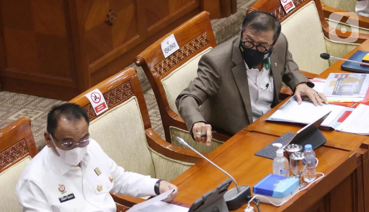 Menkumham Yasonna Laoly saat rapat dengan Komisi III DPR RI di Senayan, Jakarta, Rabu (17/3/2021). Yasonna memaparkan sejumlah masalah dwi kewarganegaraan Riwu Kore yang menikah dengan warga negara Amerika Serikat dan memiliki anak yang juga tentara di negeri Paman Sam. (Liputan6.com/Angga Yuniar)