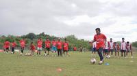 Mantan gelandang Timnas Indonesia, Evan Dimas, memberikan coaching clinic kepada pesepak bola muda di acara Festival Sepak Bola Rakyat di Stadion Ora Flobamora, Labuan Bajo, Nusa Tenggara Timur, Sabtu (13/12/2025). (dok. Garuda Gemah Nusantara)