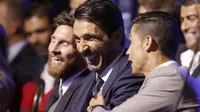 Ronaldo tertawa bersama Gianluigi Buffon, dan Lionel Messi saat hadir pada acara pemberian penghargaan Pemain Terbaik Eropa di Grimaldi Forum, Monaco, (24/8/2017). Ronaldo mengalahkan Messi dan Buffon yang termasuk dalam nominasi. (AP/Claude Paris)