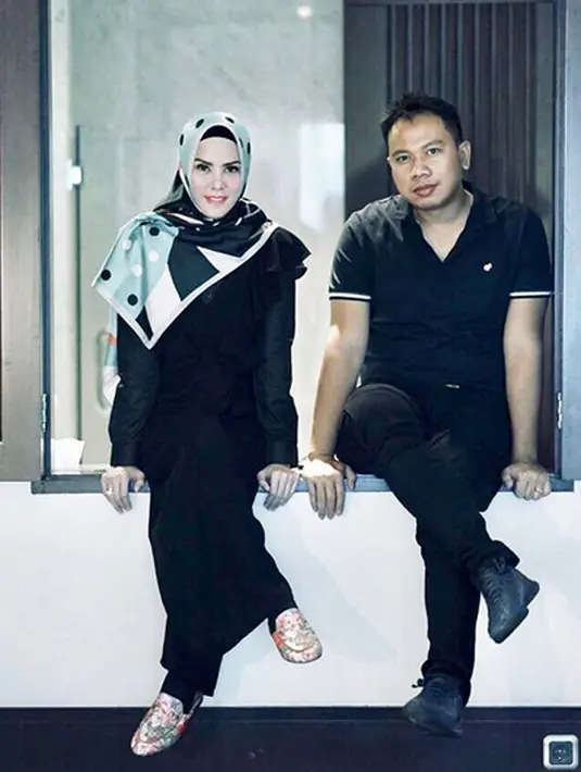 Vicky dan Angel Lelga resmi menikah pada 9 Februari 2018 silam. Vicky yang sering kali membuat kata-kata kontroversial, membuat Angel Lelga mengaku butuh kesabaran lebih. (Instagram/angellelga)