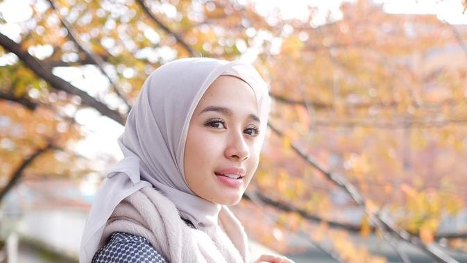  Warna  Kerudung  Ini Pas Untuk Kulit Putih  ala Laudya 