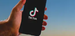 cara hapus story tiktok ©Ilustrasi dibuat Stable Diffusion
