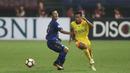 Pemain Persib Bandung, Henhen (kiri) berusaha menahan laju pemain Bhayangkara FC, Evan Dimas  pada Liga 1 2017 di Stadion Patriot, Bekasi, Minggu (04/06/2017). (Bola.com/Nicklas Hanoatubun)