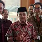 Presiden RI ke-3, B J Habibie menuju ruang konferensi pers gelaran Bekraf Habibie Festival 2017 di Jakarta, Rabu (2/8). Sekitar 100 lebih perusahaan dan komunitas bakal hadir meramaikan festival dengan beragam aktivitas. (Liputan6.com/Johan Tallo)