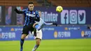 Striker Inter Milan, Lautaro Martinez, berebut bola dengan pemain Lazio, Lucas Leiva, pada laga Liga Italia di Stadion Giuseppe Meazza, Senin (15/2/2021). Inter Milan menang dengan skor 3-1. (AP/Luca Bruno)