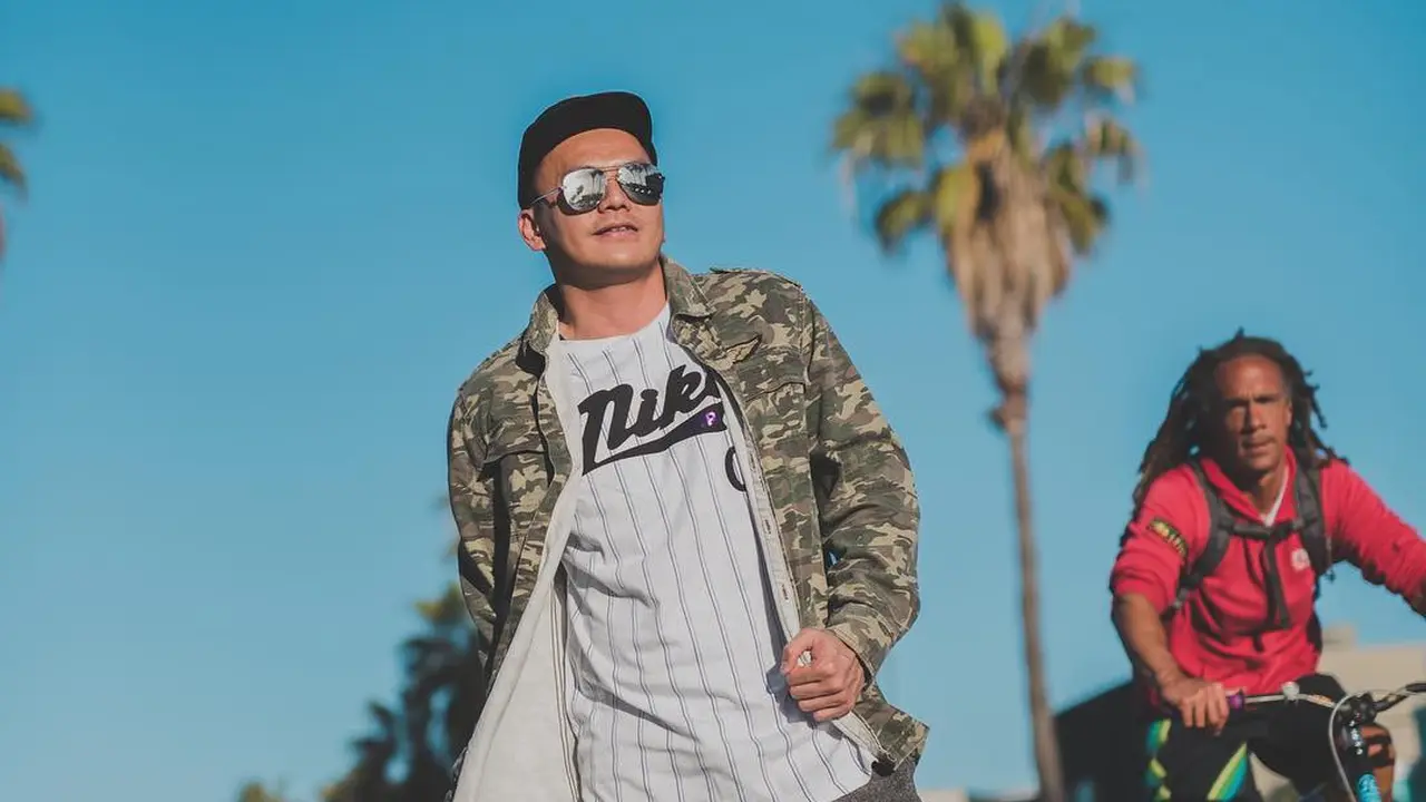 Fashion Wijin Mengenakan Jaket Army dan Celana Jogger